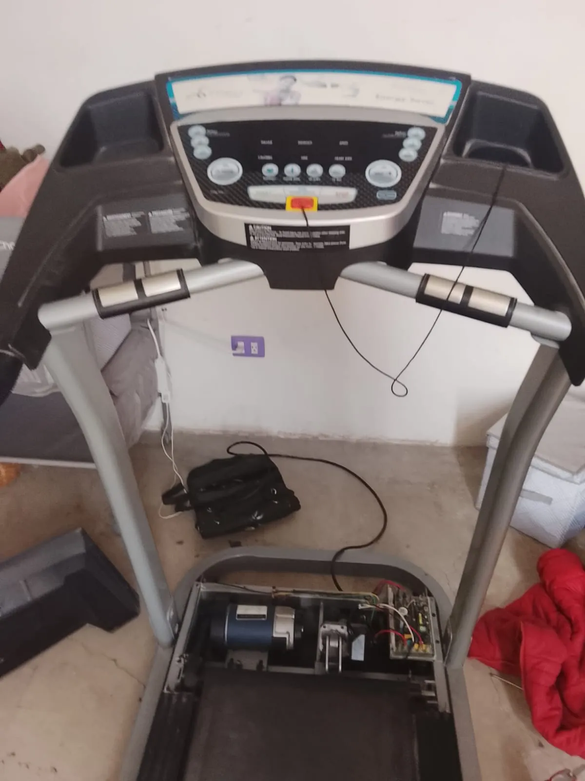 Caminadora con la cubierta del motor retirada en una casa
