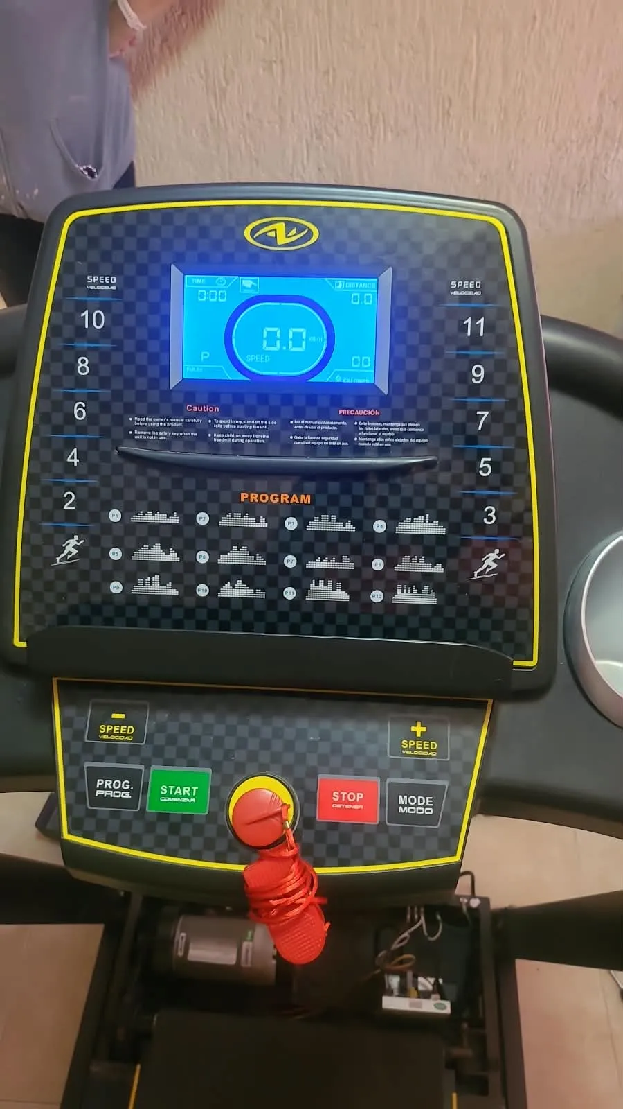 Consola de caminadora encendida con el motor expuesto debajo