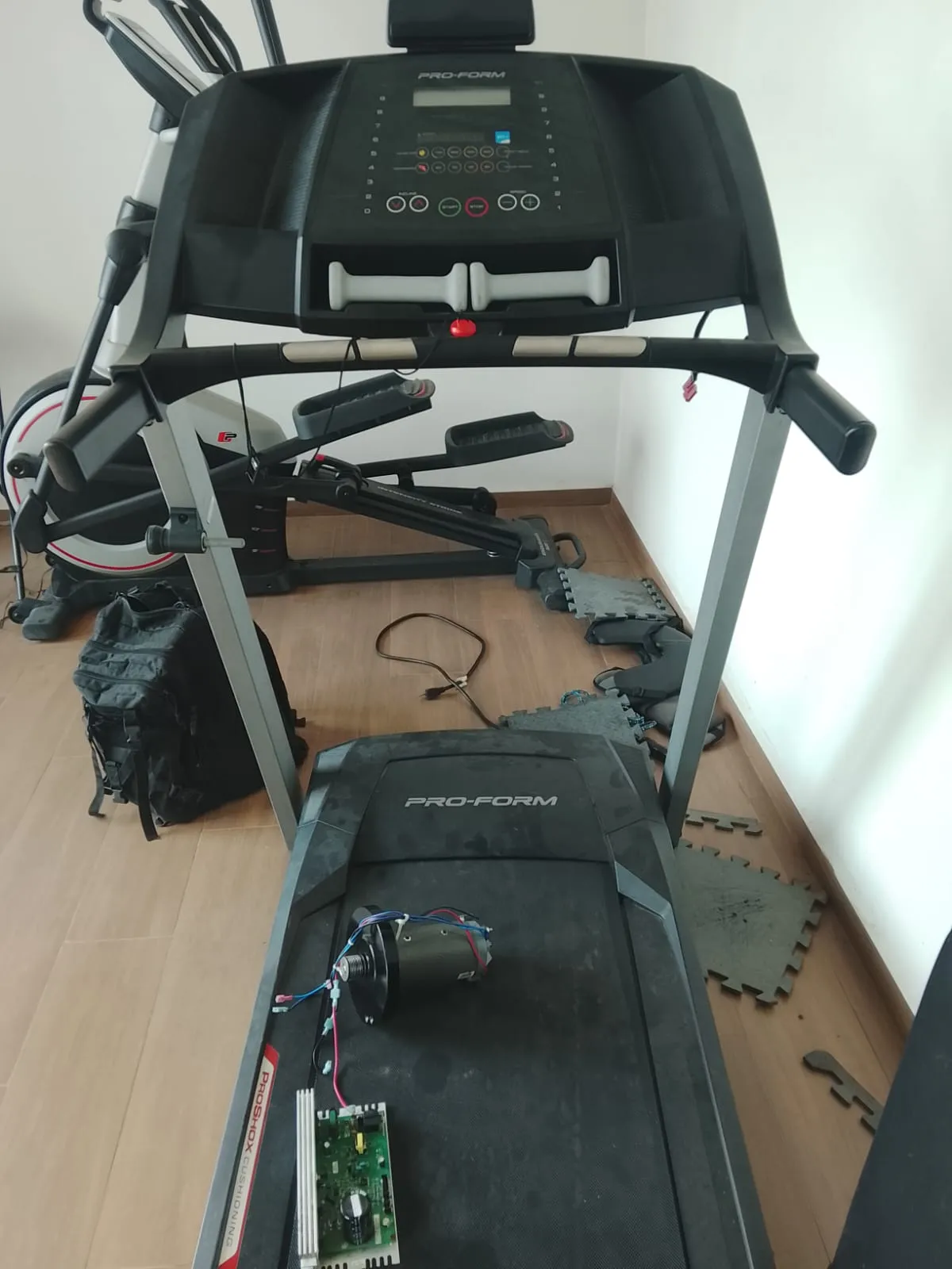 Caminadora ProForm con el motor y la tarjeta de control desmontados sobre la banda